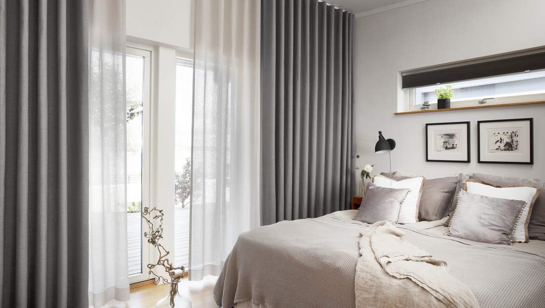 Layering: transparante en verduisterende gordijnen