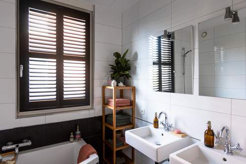 zwarte shutters draaikiepraam badkamer
