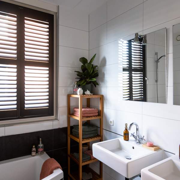 Shutters in de badkamer