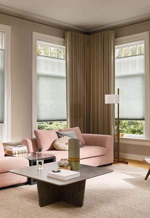 layering: Duette® Shades en kamerhoge gordijnen