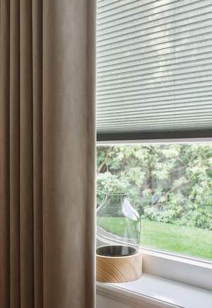 layering: Duette® Shades en Gordijnen