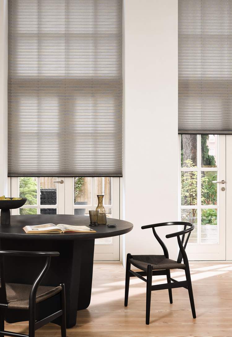 Moderne plissé gordijnen in een keuken