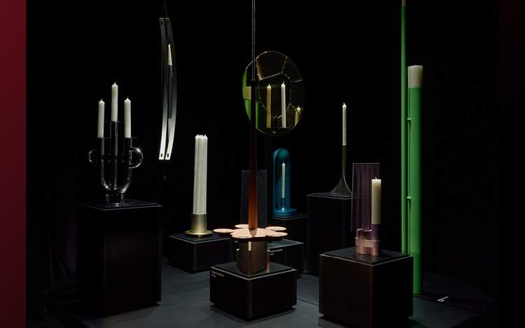 Foto: installatie van 10 kandelaren ‘A Flame for Research’ tijdens de Milaan Design Week