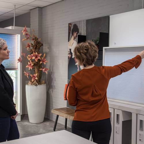 Luxaflex® specialisten helpen je graag bij het kiezen van de juiste raamdecoratie