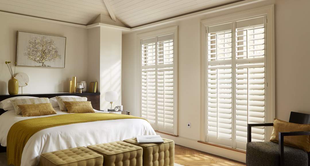 Witte shutters in de slaapkamer