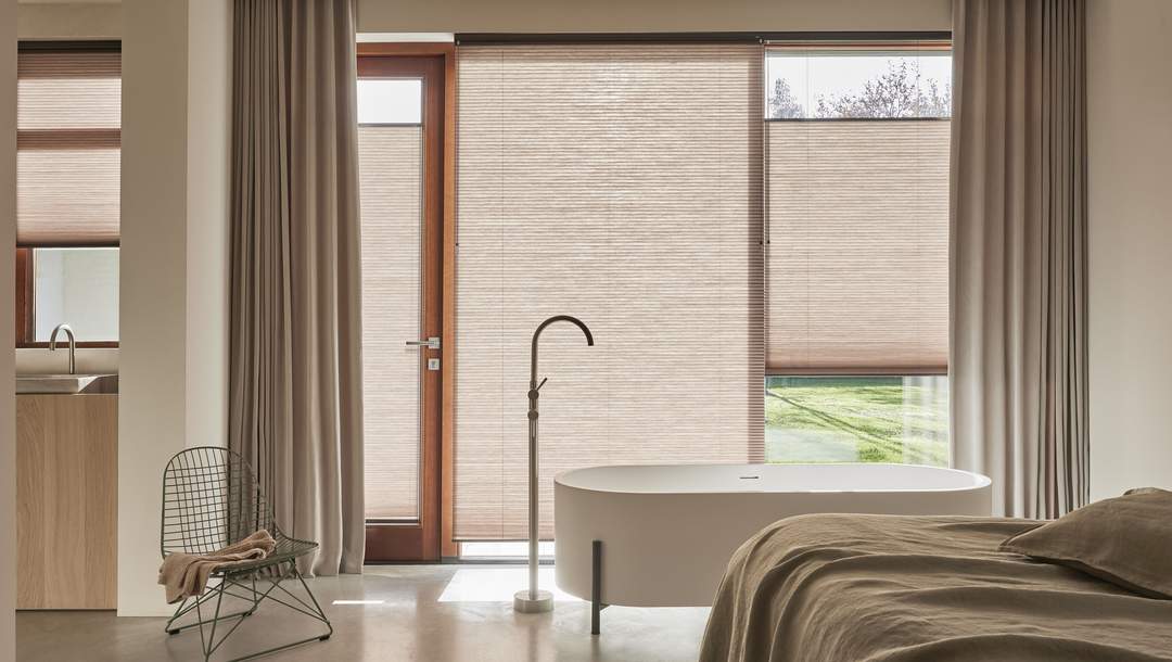 Roze Duette® shades in slaapkamer | Re-Life