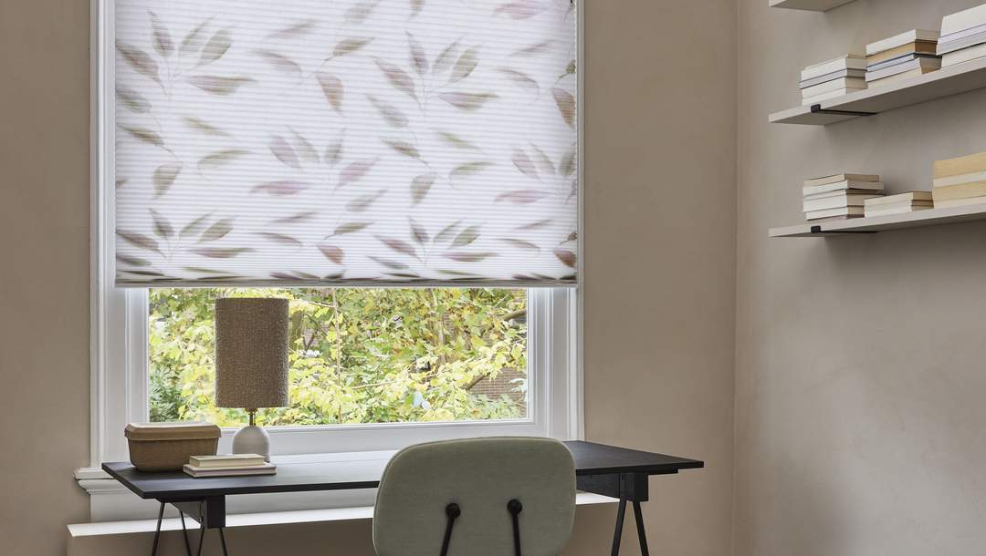 Duette® shades met print in werkkamer