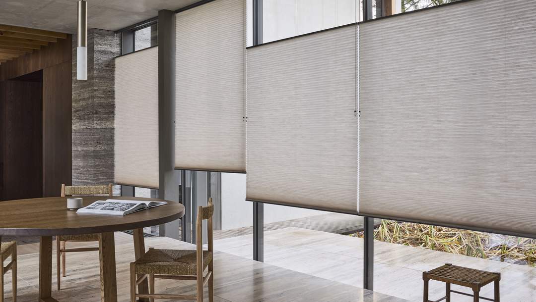 Beige Duette® shades in eetkamer | Re-Life