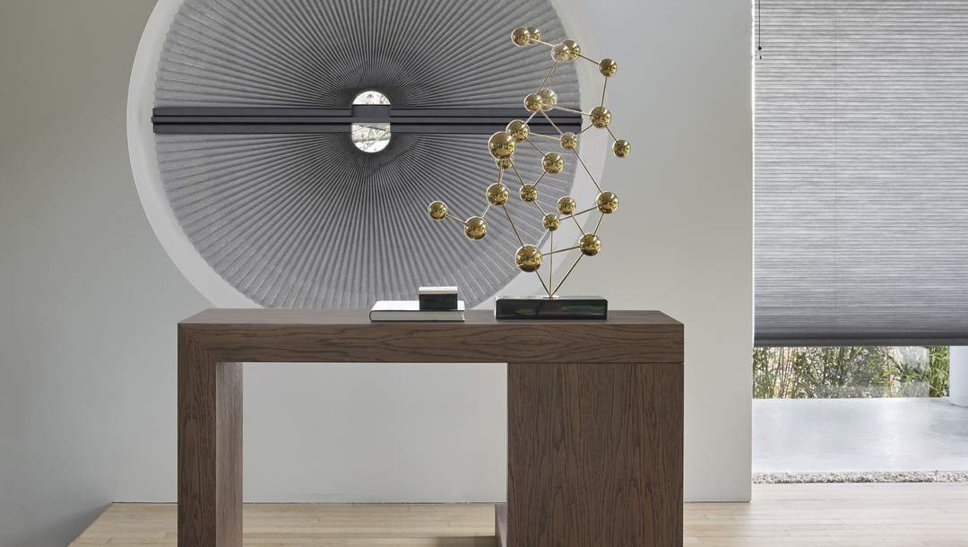 Duette® shades op rond raam | Re-Life