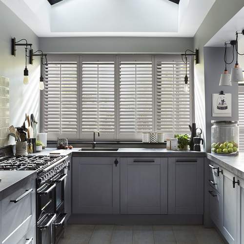 Luxaflex® Witte shutters keuken