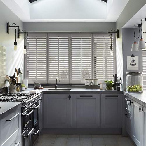 Luxaflex® witte shutters keuken