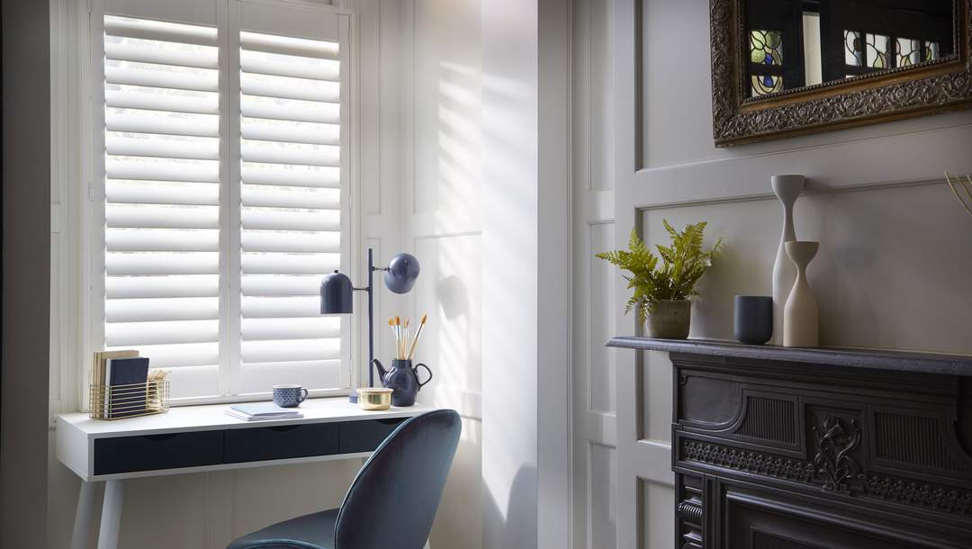 Witte shutters
