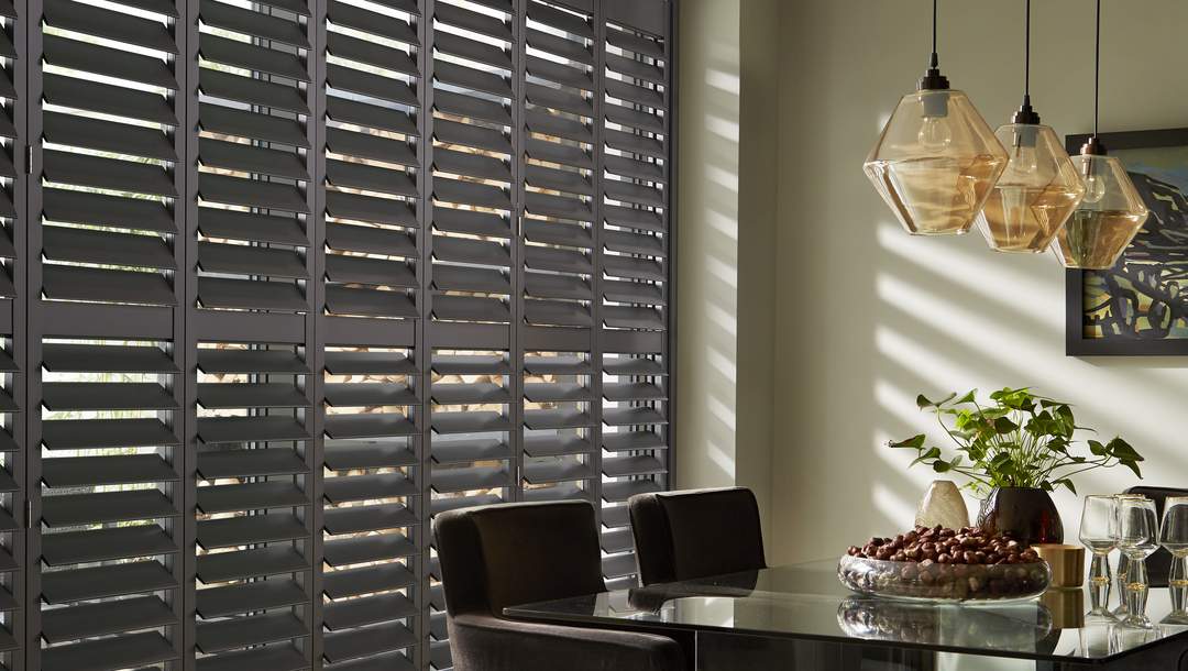 Zwarte shutters in de keuken