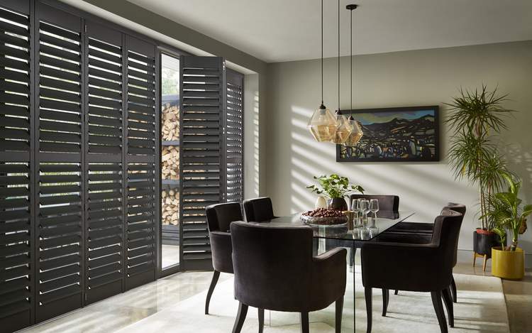 Zwarte shutters van Luxaflex®