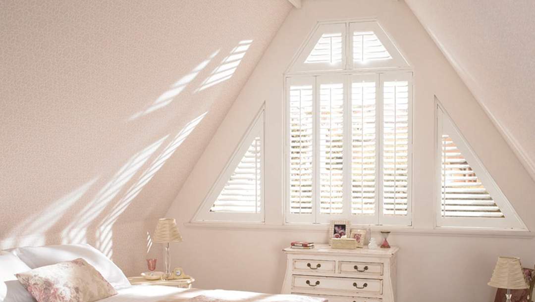 Witte shutters voor speciale raamvormen