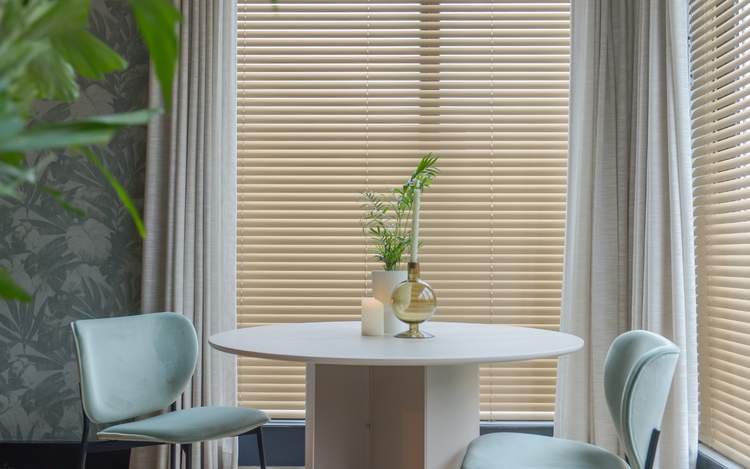 Beeld: Luxaflex® Gordijnen Zamora 9873 en Horizontale Jaloezieën Pure Sense 8764