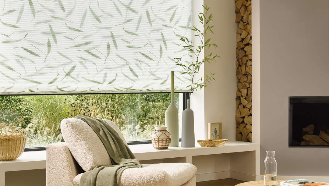 duette shades met print woonkamer