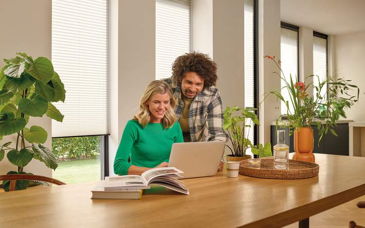 Luxaflex® plissé shades met PowerView® automation
