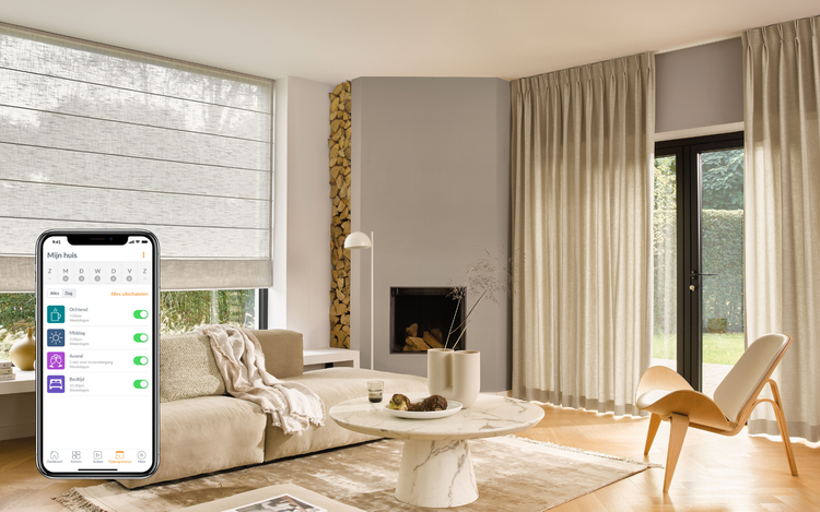Luxaflex® Vouwgordijnen en gordijnen met de PowerView® app