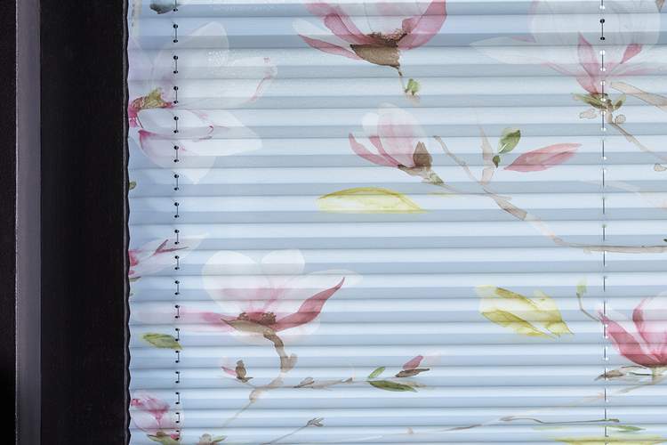 Een zomerse sfeer met pastelkleuren, strepen en aqua