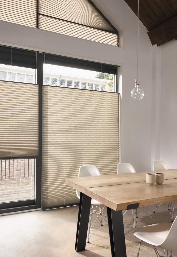 Moderne plissé gordijnen in een keuken