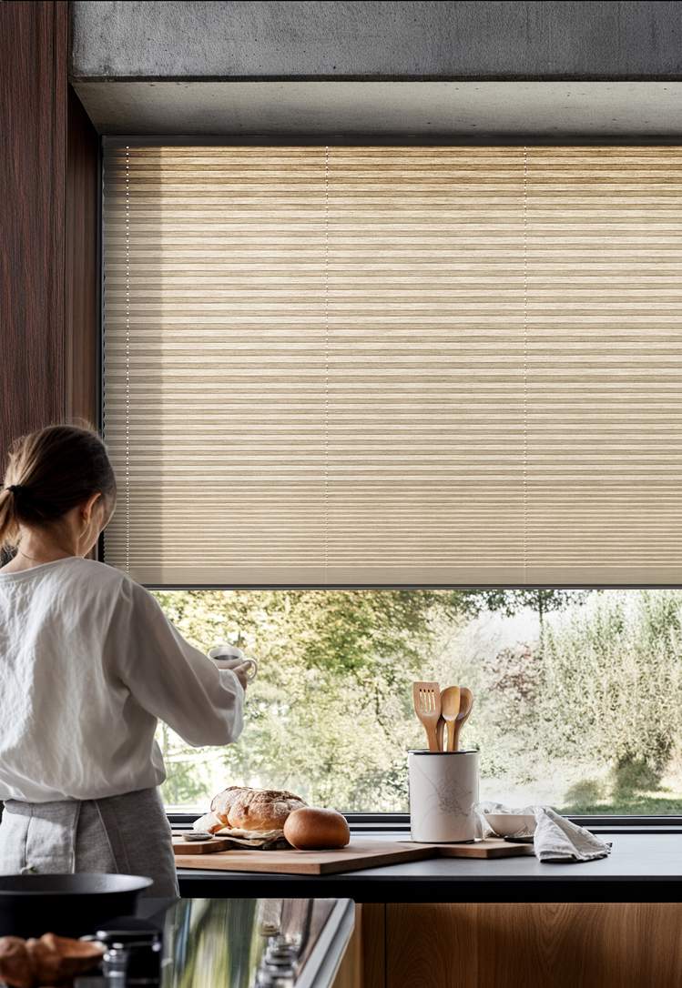 Moderne plissé gordijnen in een keuken