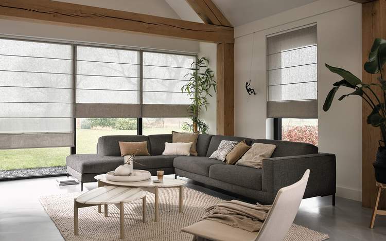 Vouwgordijnen in een rustiek interieur