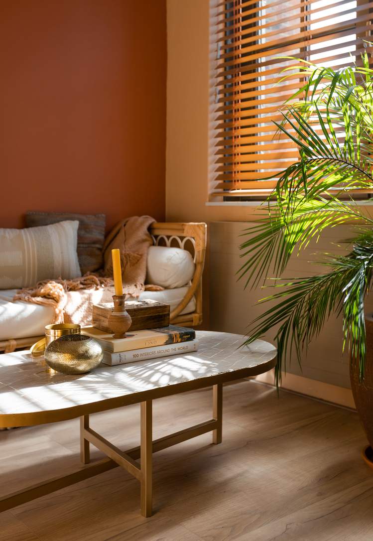 Houten jaloezieën in een Oosters interieur