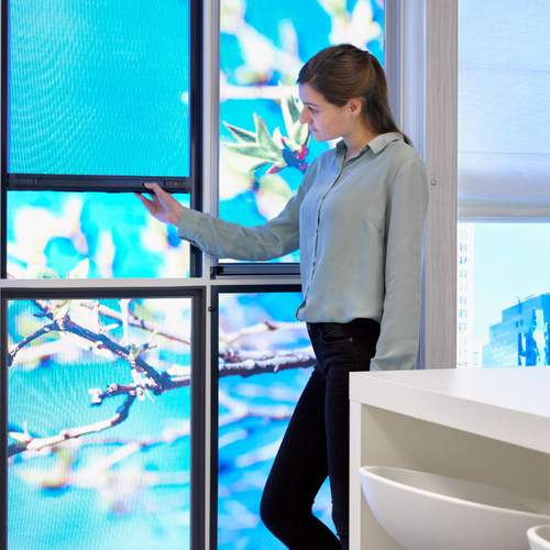 Horren in een Luxaflex® Gallery showroom