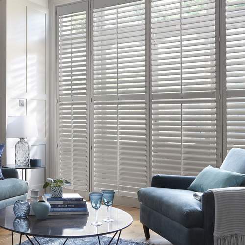 Open witte shutters woonkamer